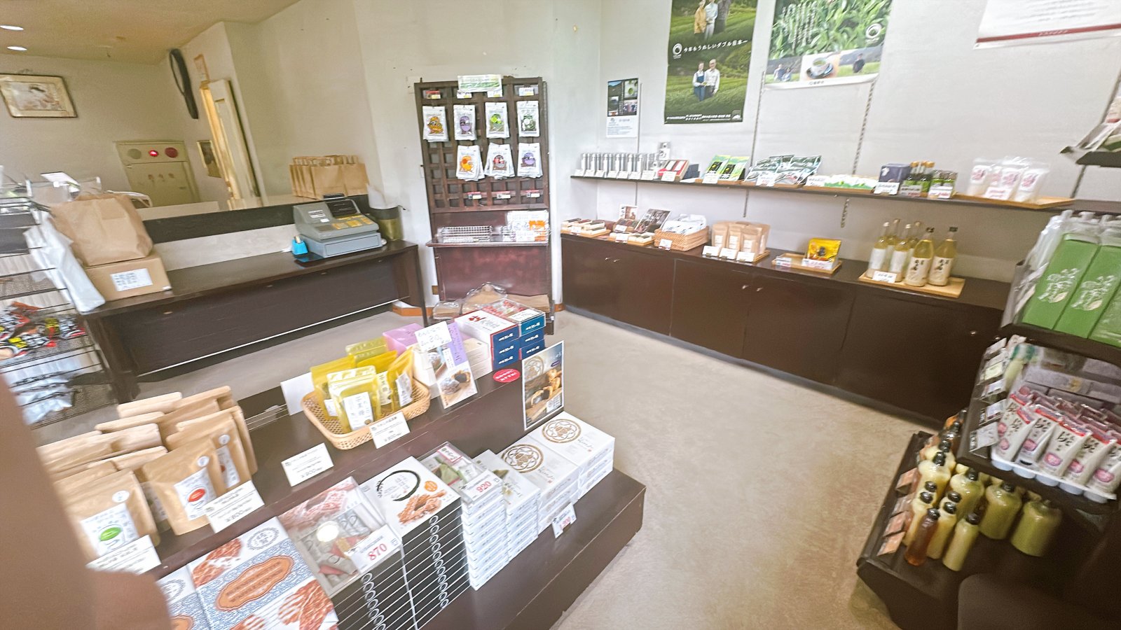 光陽閣の売店に並ぶ佐賀のお土産