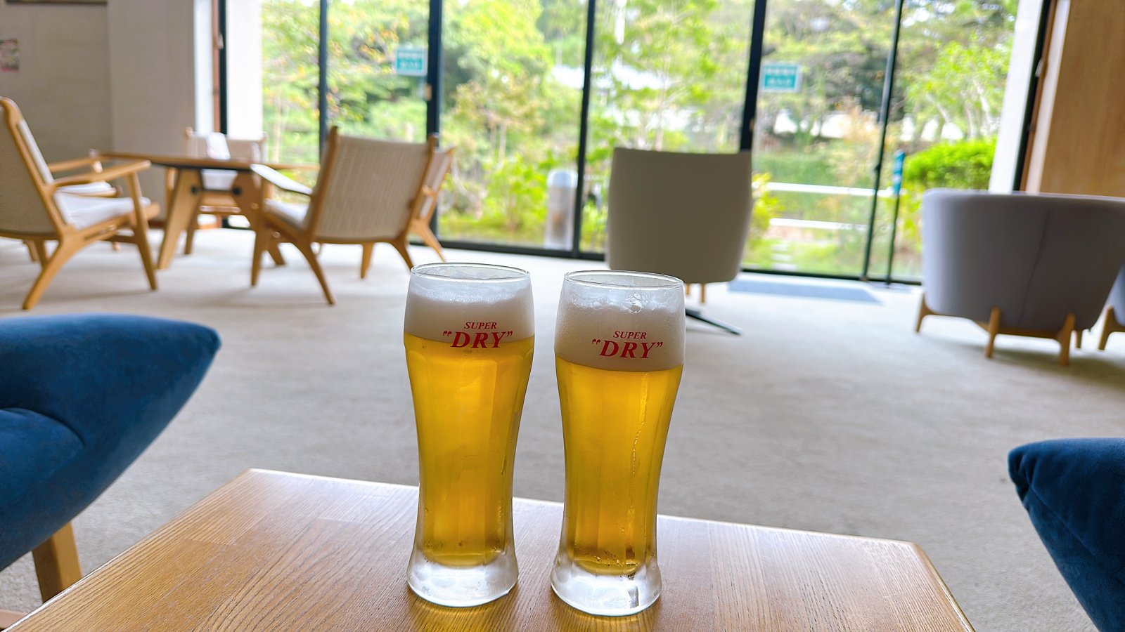 光陽閣のラウンジで生ビール