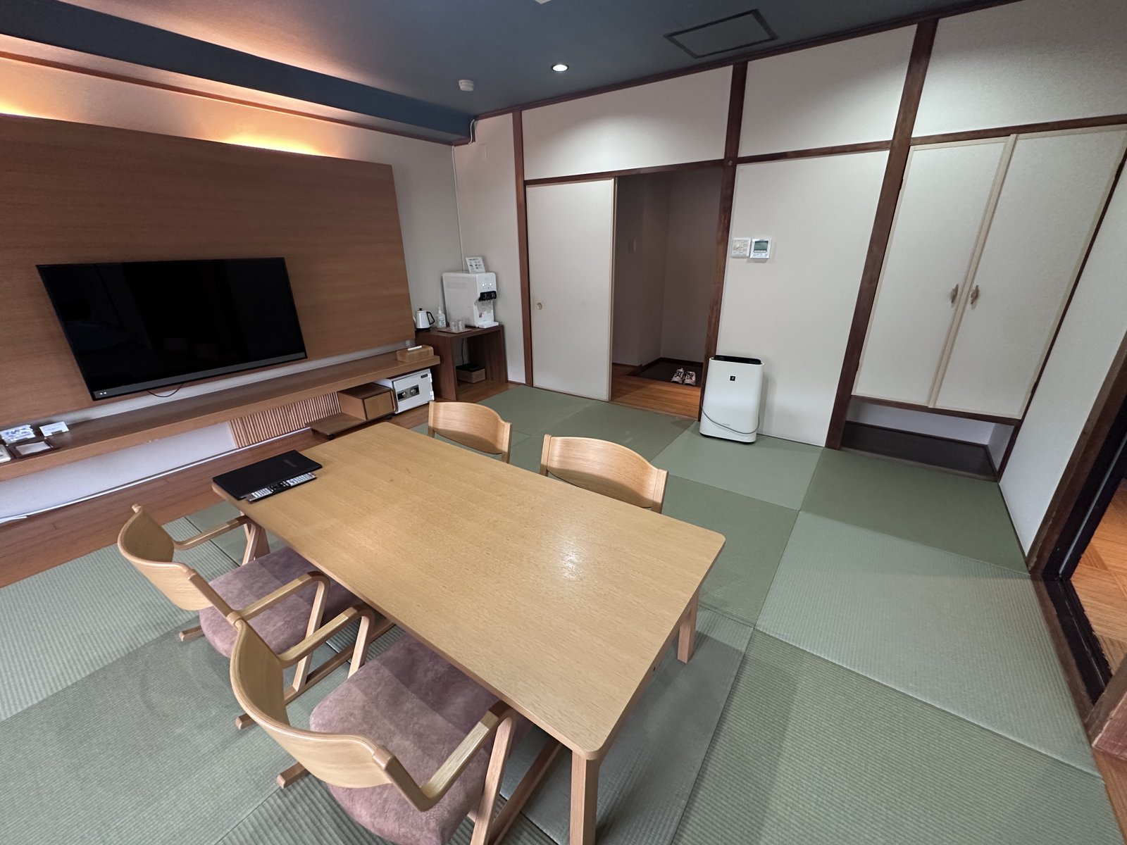 光陽閣の和洋室のダイニングテーブル