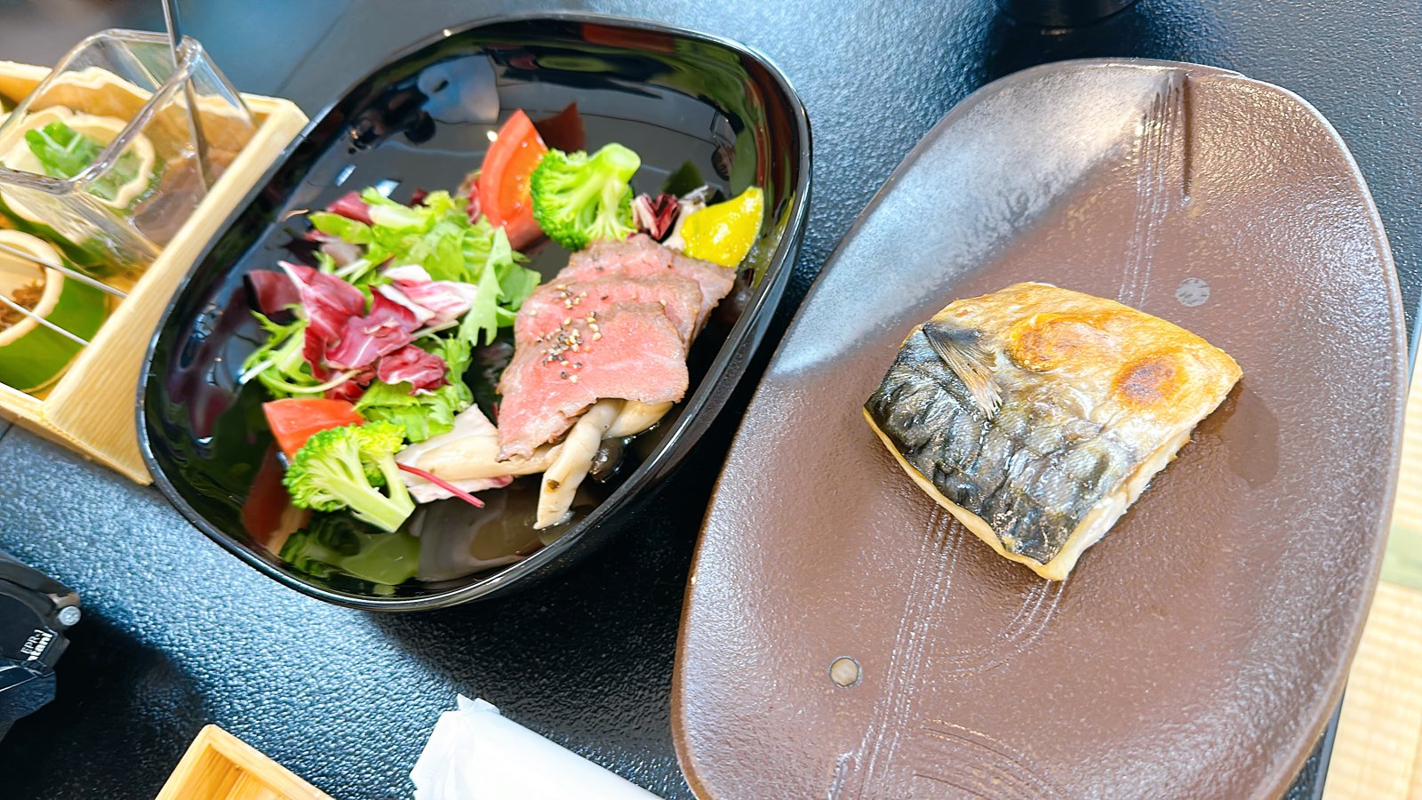 光陽閣の朝食 佐賀牛と焼き魚のアップ